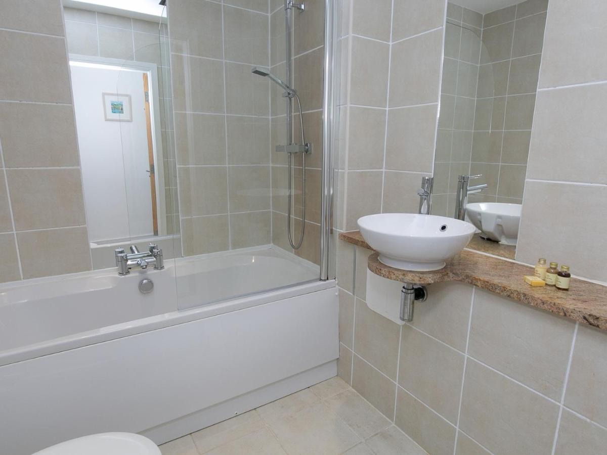 Pass The Keys 2 Bed Sea View Apartment With Balcony Parking Benllech Exterior photo