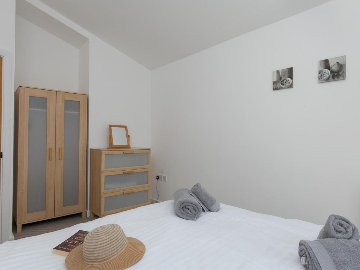 Pass The Keys 2 Bed Sea View Apartment With Balcony Parking Benllech Exterior photo